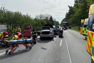 Motorkář bez řidičáku způsobil na Plzeňsku vážnou nehodu. Pak napadl záchranáře - Novinky